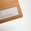 Broderie Ace sur l'avant du porte-cartes en cuir, avec surpiqure en tons sur tons