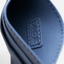 Etiquette en cuir embossé surpiqué en bleu